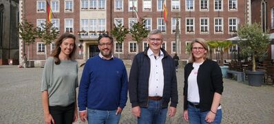 Foto (v.l.): Sarah Albertz (Grüne), Sami Bouhari (SPD), Wilhelm Korth (CDU), Jessica Engbers (FDP)